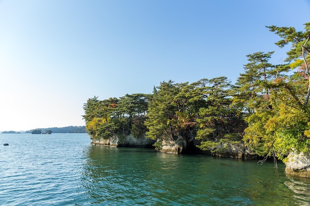 Matsushima com céu azul claro