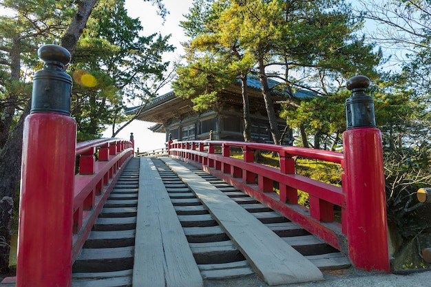 Matsushima y puente rojo en templo japonés