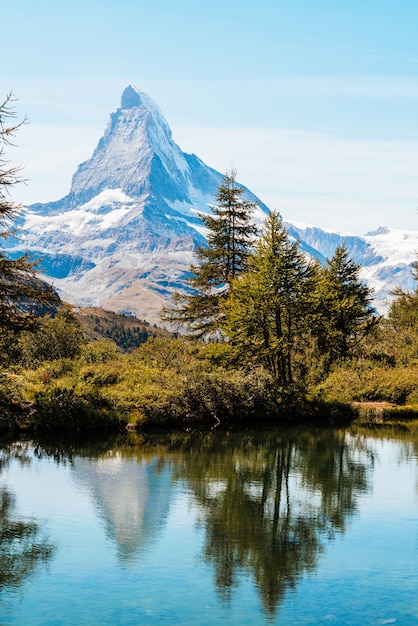 Matterhorn com o lago grindjisee em zermatt