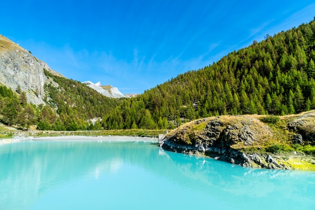 Matterhorn com o Lago Mosjesee em Zermatt