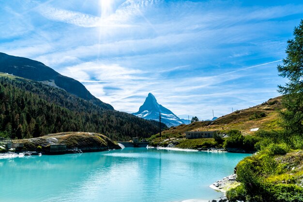 Matterhorn com o lago Mosjesee em Zermatt