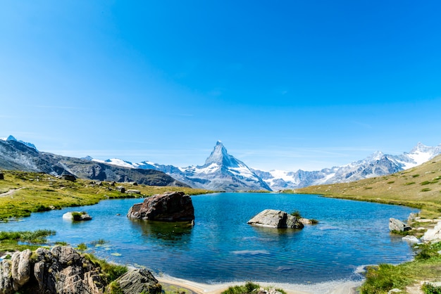 Foto matterhorn com o lago stellisee em zermatt