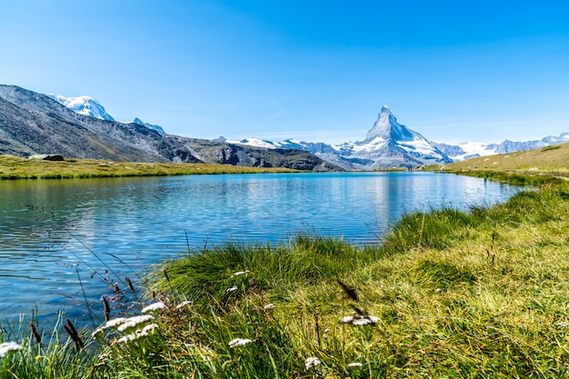 Matterhorn com o lago stellisee em zermatt