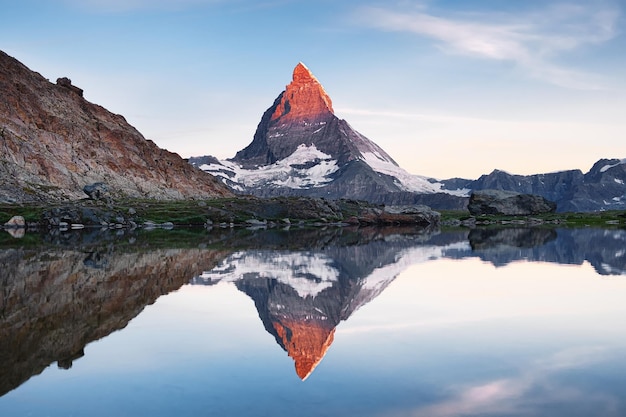 Matterhorn e reflexo na superfície da água durante o nascer do sol Linda paisagem natural Suíça imagem de viagem