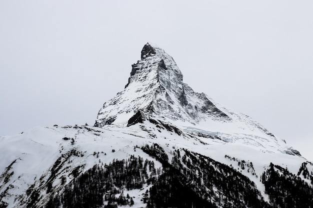 Foto matterhorn im weißen himmel