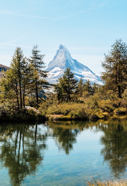 Matterhorn con el lago Grindjisee en Zermatt