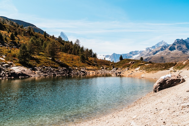 Matterhorn con el lago Grunsee en Zermatt