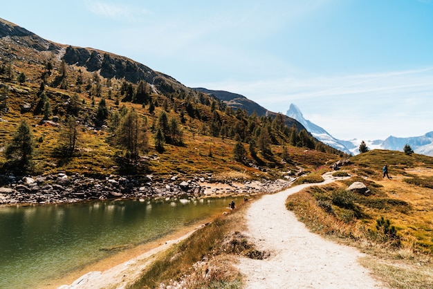 Matterhorn con el lago Grunsee en Zermatt