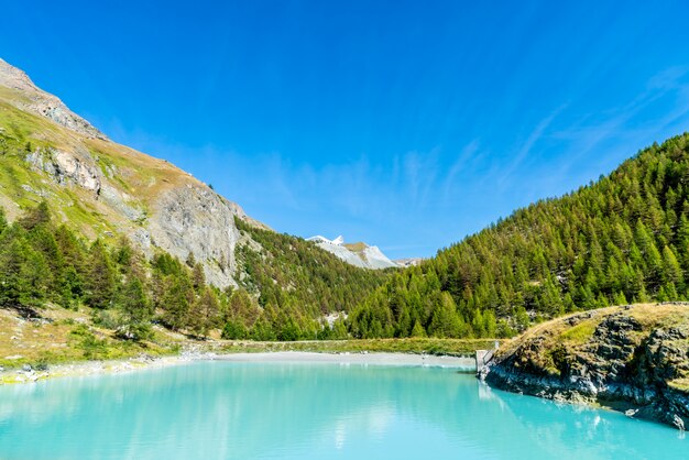 Matterhorn con el lago Mosjesee en Zermatt