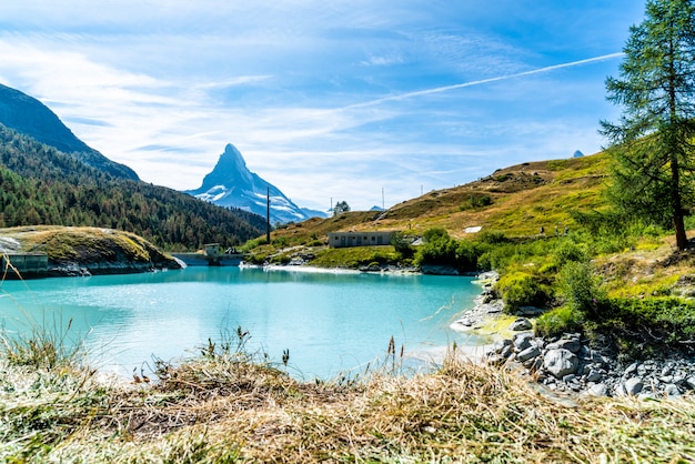 Matterhorn con el lago Mosjesee en Zermatt