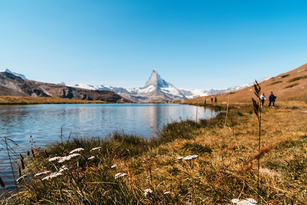 Matterhorn con el lago Stellisee en Zermatt