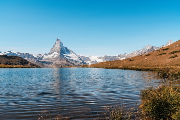 Foto matterhorn con el lago stellisee en zermatt