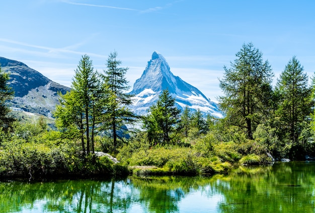 Matterhorn mit Grindjisee See in Zermatt