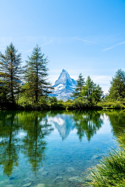 Matterhorn mit Grindjisee See in Zermatt