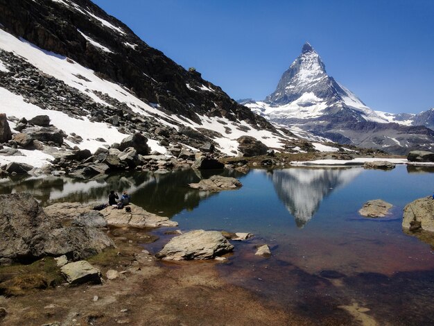 Foto matterhorn peak reflejo de verano en el lago riffelsee, zermatt