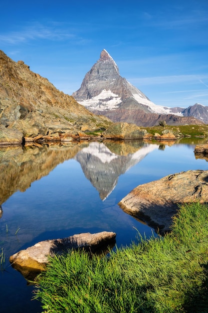 Matterhorn y reflejo en la superficie del agua a la hora de la mañana Hermoso paisaje natural en Suiza