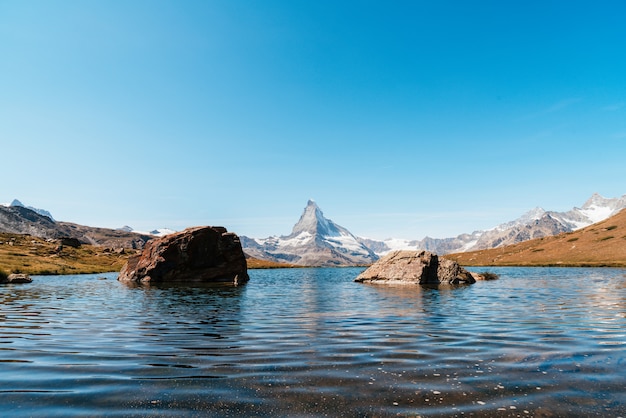 Foto matterhorn con stellisee lake en zermatt