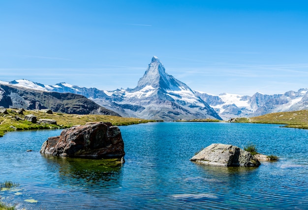 Foto matterhorn con stellisee lake en zermatt