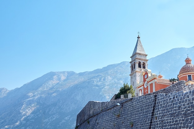 Matthäuskirche mit dem Glockenturm in der Dobrota-Stadt Montenegro