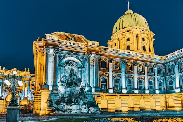Matthias Fountain: es un grupo de fuentes monumentales en la explanada occidental del Castillo de Buda, Budapest. Hungría.