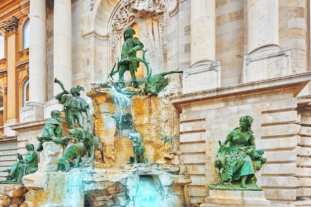 Matthiasbrunnen-ist eine monumentale Brunnengruppe im westlichen Vorplatz der Budaer Burg in Budapest. Ungarn.