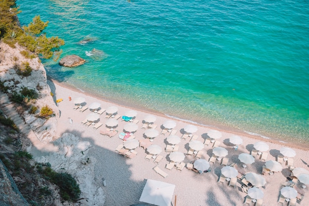 Mattinata Faraglioni pilas y playa costa de Mergoli, Vieste Gargano, Apulia, Italia.