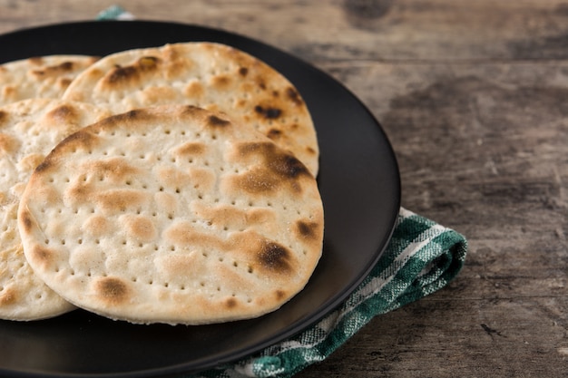 Matzá hecha a mano para la Pascua judía