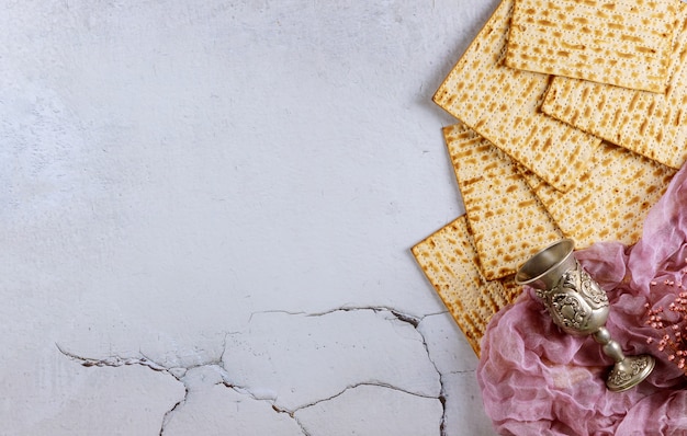 Matzah-Brot mit Kiddusch und Blumen. Jüdisches Passahfestkonzept.