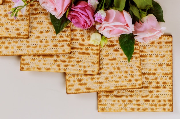 Matzah Brot mit Rosen jüdisches Passahfest Konzept.