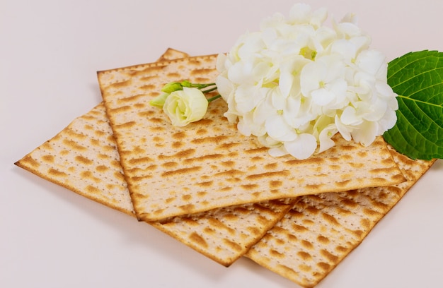 Matzah-Brot mit weißen Blüten