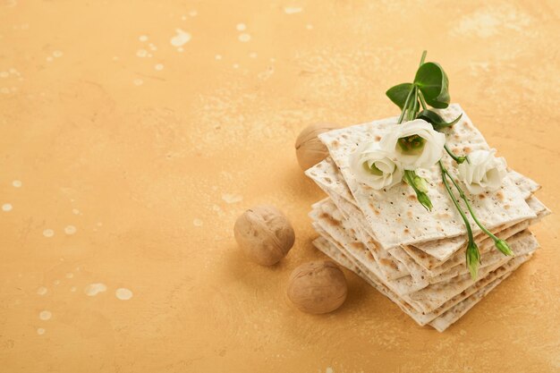 Matzah Concepto de celebración de Pascua Ritual tradicional pan judío en arena color antiguo fondo de pared Comida de Pascua Pesaj Fiesta judía del concepto de celebración de Pascua Comida de Pascua