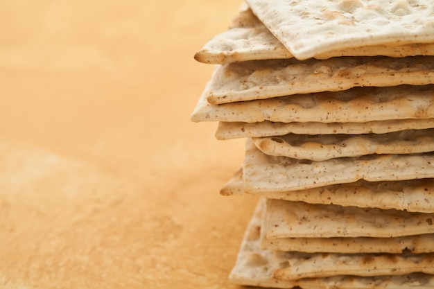 Matzah Concepto de celebración de Pascua Ritual tradicional pan judío en arena color antiguo fondo de pared Comida de Pascua Pesaj Fiesta judía del concepto de celebración de Pascua Comida de Pascua