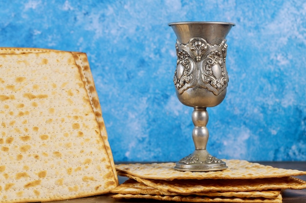 Matzah e um copo de prata cheio de vinho conceito de férias judaicas