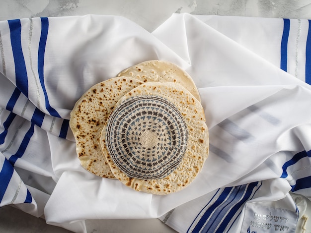 Foto matzah und kippah. der jüdische feiertag des passahfestes.