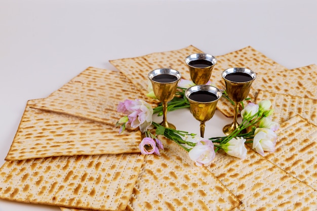 Matzah und vier tassen voll wein jüdischen feiertagskonzept.