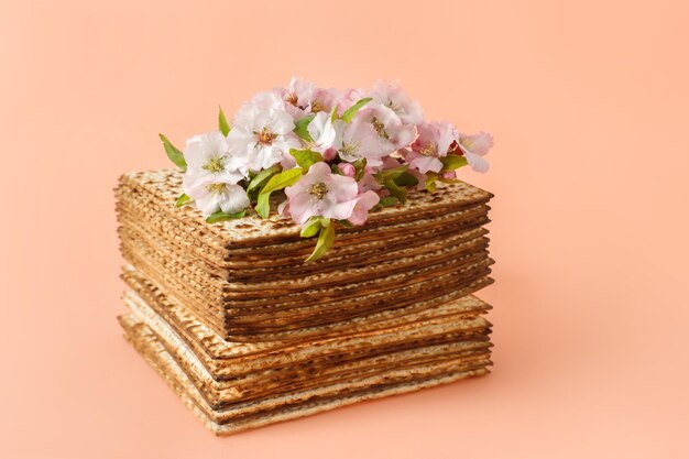 Matzo en forma de pastel decorado con flores de almendras Concepto de celebración de Pesaj fiesta de Pascua judía