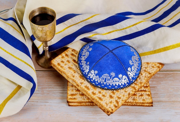 Matzo für Pessach mit Kiddusch Tasse Wein in der Kippa