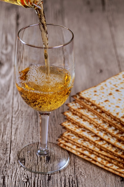 Matzo für Pessach und Wein auf dem Tisch