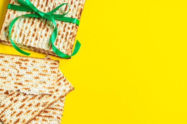 Matzo judaico tradicional em um fundo amarelo Feliz Páscoa Pessach celebração religiosa do feriado