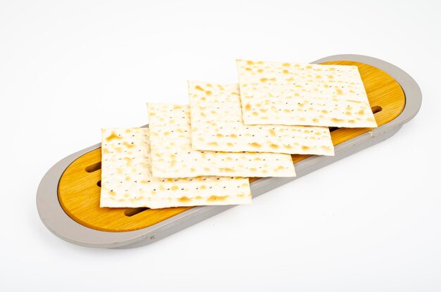 Matzo kosher judío tradicional. Concepto de celebración de Pesah. Foto de estudio