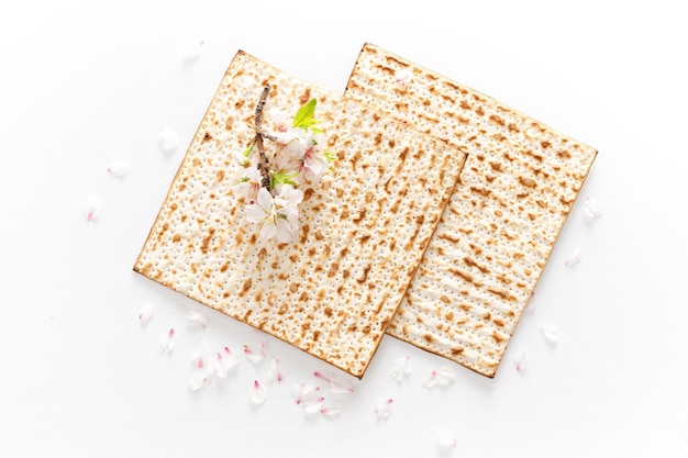 Matzo mit Mandelblumen Pessach-Feierkonzept jüdischer Pessach-Feiertag