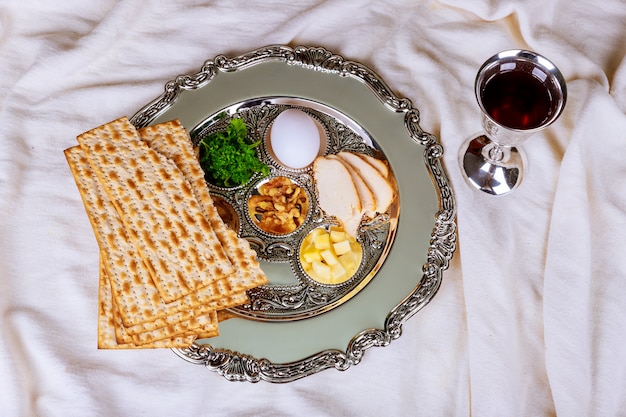 Matzo para la Pascua con Seder en la placa en la mesa de cerca