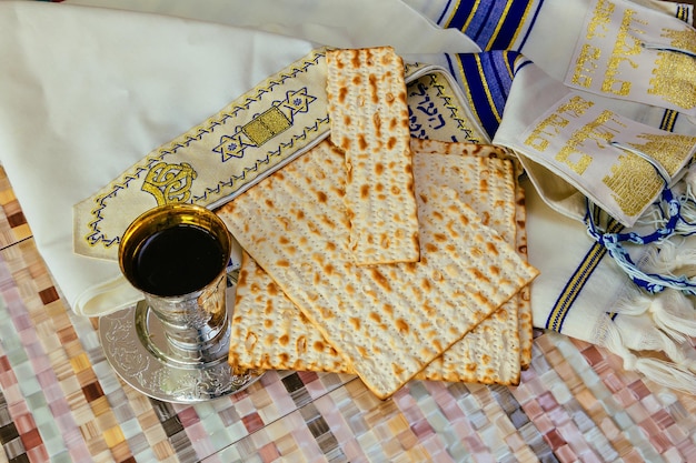 Matzo para pascua y vino en la mesa de cerca