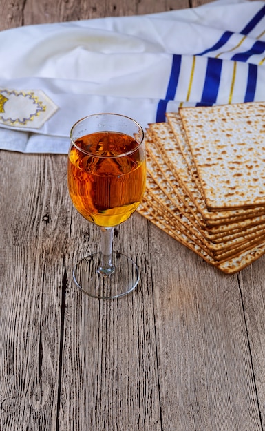 Foto matzo para pascua y vino sobre mesa.