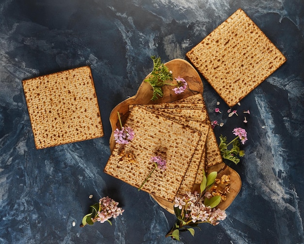 Matzo-Stapel auf Holzbrett mit Blumen Walnüssen für Blumendesign