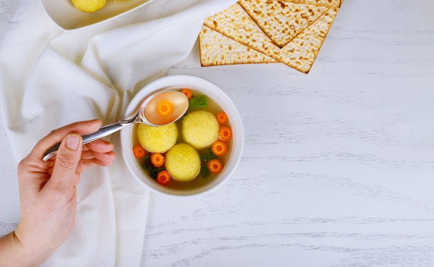 Matzoh-Ballsuppe mit Pesach-Passah-Symbolen