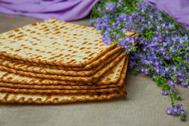 Matzoh é decorado com flores e é kosher para a Páscoa