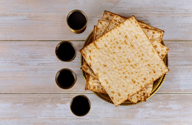 Matzoh feriado judaico kosher vermelho seis taças de vinho de matza páscoa hagadá