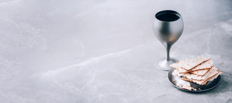 Foto matzos pão sem fermento com kiddush copo de vinho feriado judaico de páscoa banner com espaço de cópia conceito de comunhão cristã para lembrança do sacrifício de jesus páscoa