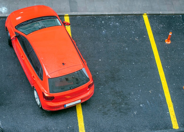 Foto mau estacionamento. carro mal estacionado. carros no estacionamento. vista de cima. carro vermelho